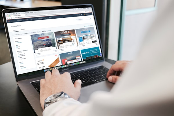 Poste de travail d'un créateur de vidéo e-commerce